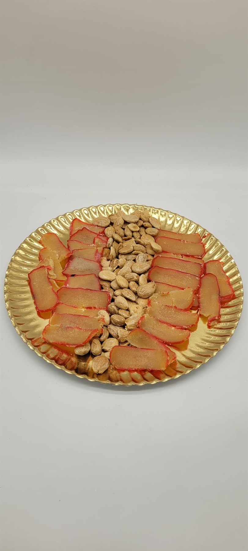 Bandeja de membrillo casero con almendras tostadas