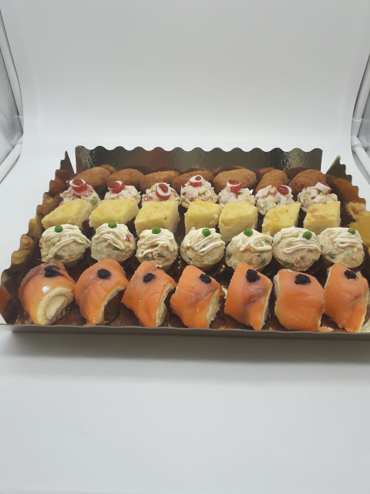 Bandeja de pinchos con anchoa y ensaladilla