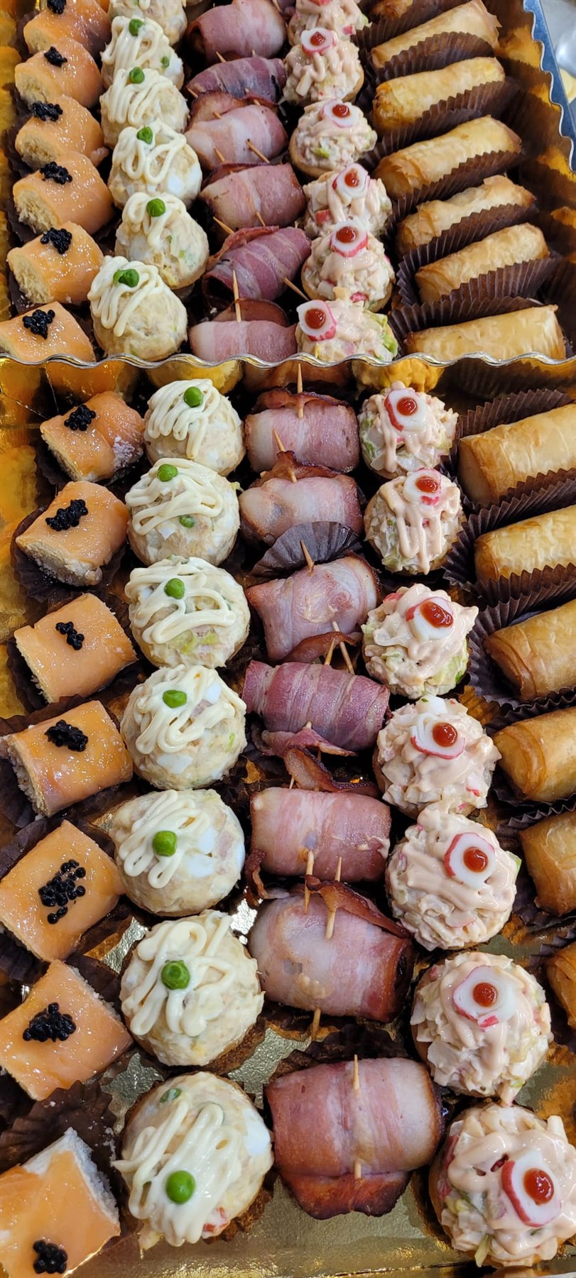 Bandeja surtida premium con canapés, rollitos de bacon y hojaldres